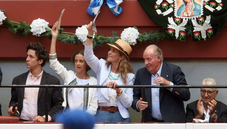 El Rey Juan Carlos, la Infanta Elena, Froilán y Victoria Federica en los toros en Donosti