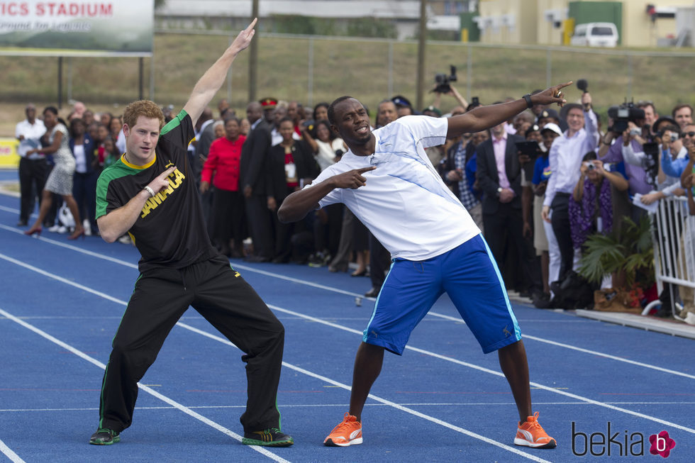 Usain Bolt con el Príncipe Harry durante una visita oficial