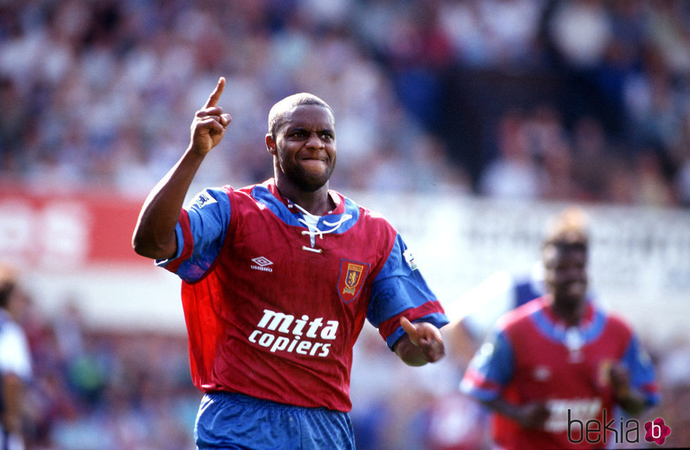 Dalian Atkinson jugando un partido en 1992