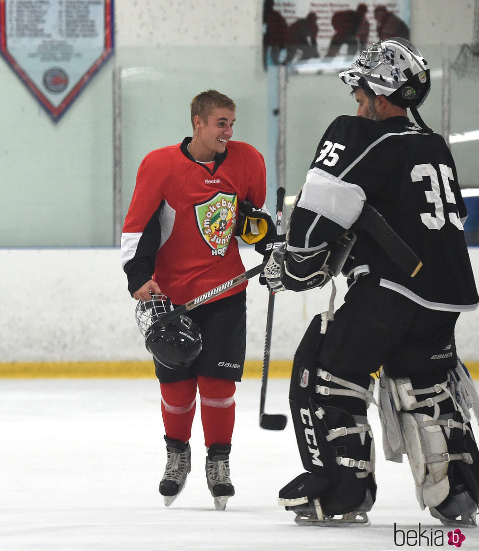 Justin Bieber jugando al hockey en San Fernando Valley