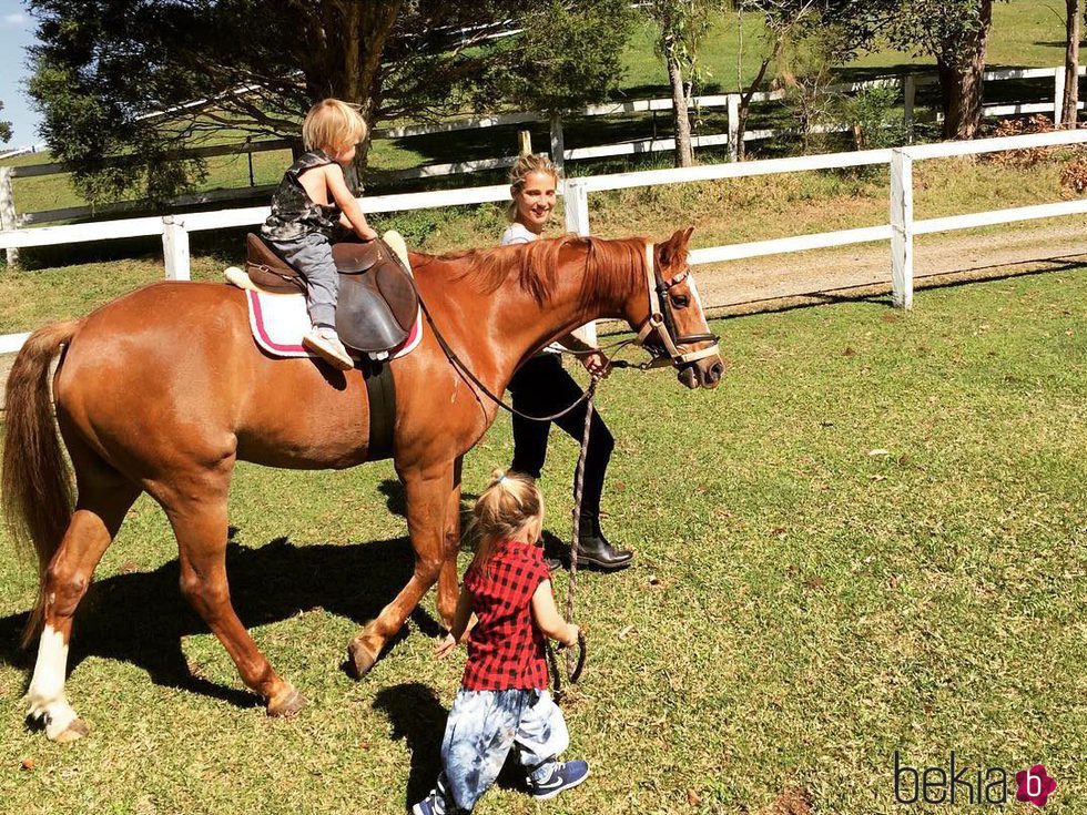 Elsa Pataky disfrutando de un apasionante día con sus hijos