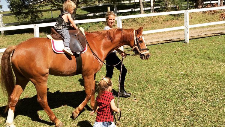 Elsa Pataky disfrutando de un apasionante día con sus hijos