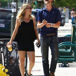 Kaley Cuoco y su novio Karl Cook paseando por las calles de Los Ángeles