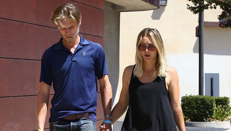 Kaley Cuoco y su novio Karl Cook disfrutando de un almuerzo por Los Ángeles