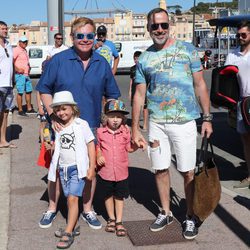 Elton John y David Furnish disfrutando de unas vacaciones por St. Tropez con sus hijos