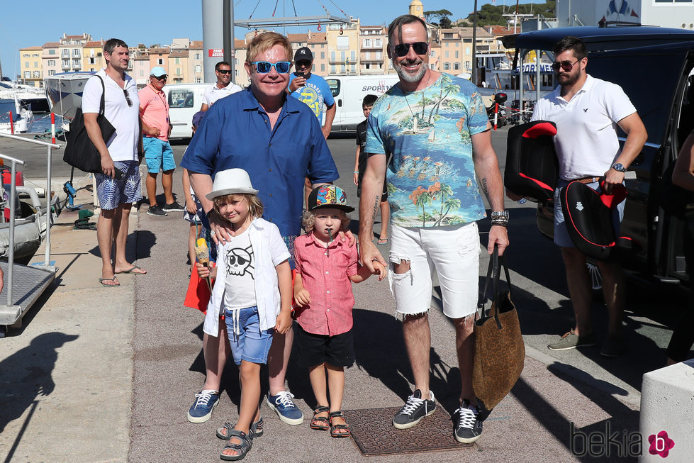 Elton John y David Furnish disfrutando de unas vacaciones por St. Tropez con sus hijos