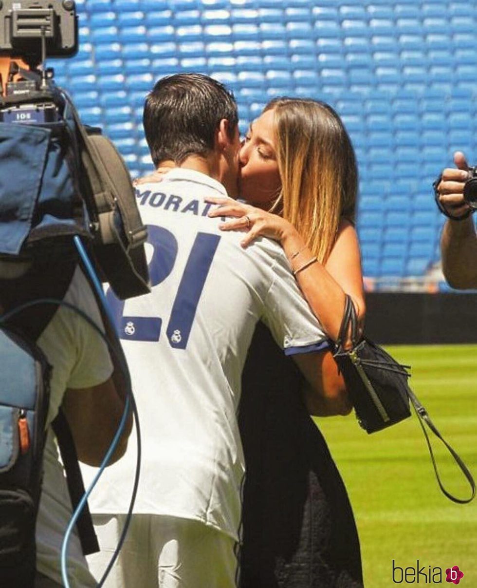 Álvaro Morata besando a su novia Alice Campello