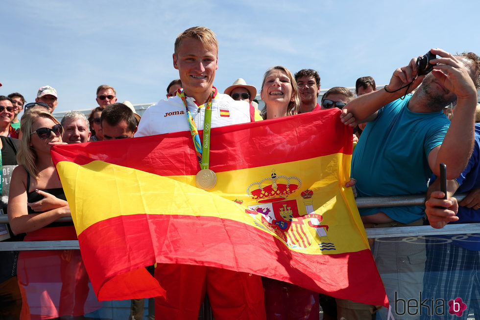 Marcus Walz posa con la bandera de España tras ganar una medalla de Oro en Rio 2016