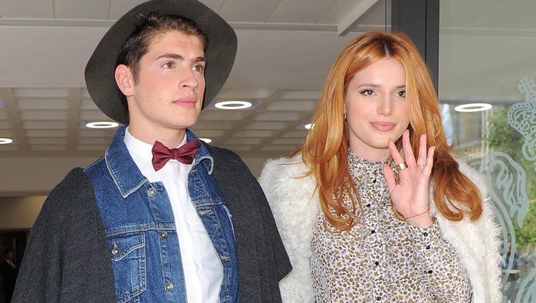 Bella Thorne y Gregg Sulkin en la London Fashion Week en 2015