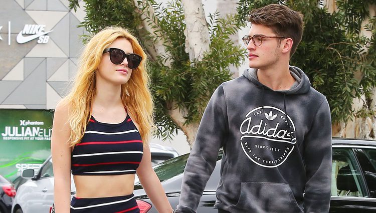 Bella Thorne y Gregg Sulkin pasean cogidos de la mano por Los Angeles