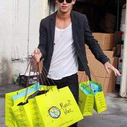 Austin Butler cargando varias bolsas en Los Angeles