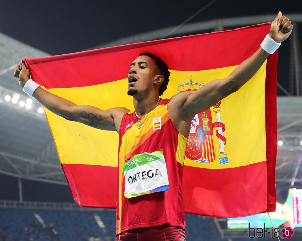 Orlando Ortega celebra su medalla de plata para España en 110m vallas en Rio 2016