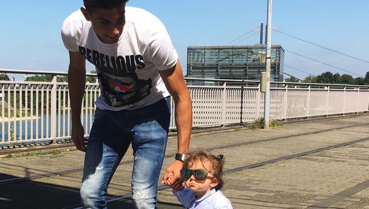 Marc Bartra de paseo por Alemania con su hija Gala