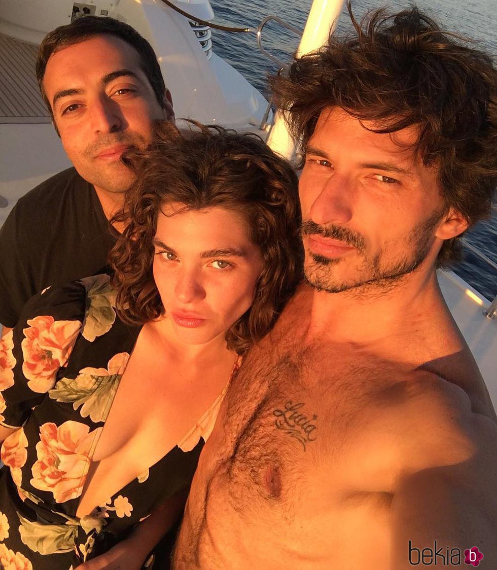 Andrés Velencoso, su nuevo romance Steffy Argelich y un amigo