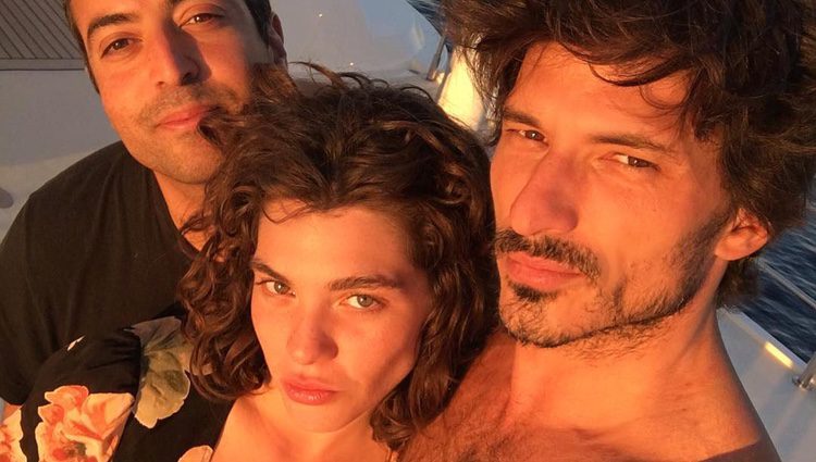 Andrés Velencoso, su nuevo romance Steffy Argelich y un amigo