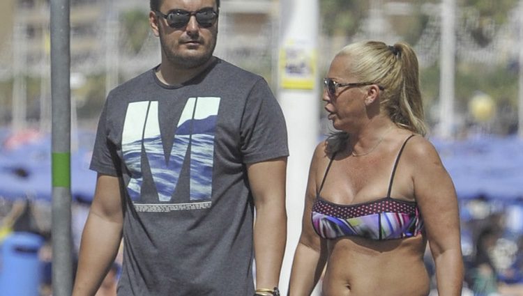 Belén Esteban y su novio paseando por Benidorm