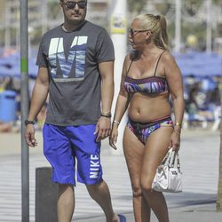 Belén Esteban y su novio paseando por Benidorm