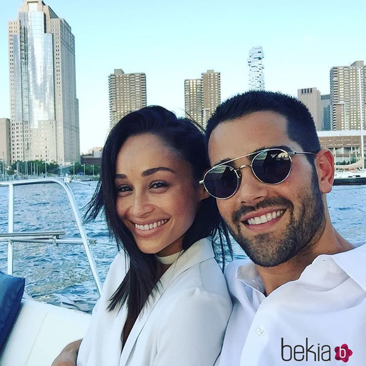 Cara Santana y Jesse Metcalfe en el río Hudson