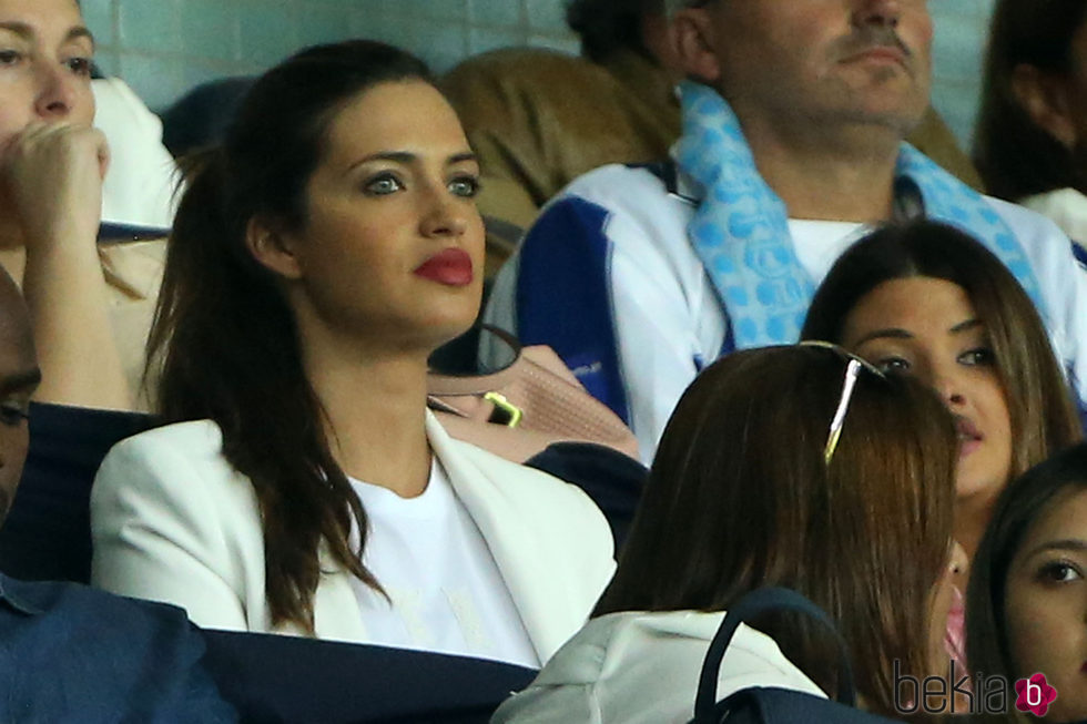 Sara Carbonero viendo al Porto mientras juega su marido Iker Casillas