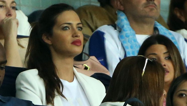 Sara Carbonero viendo al Porto mientras juega su marido Iker Casillas