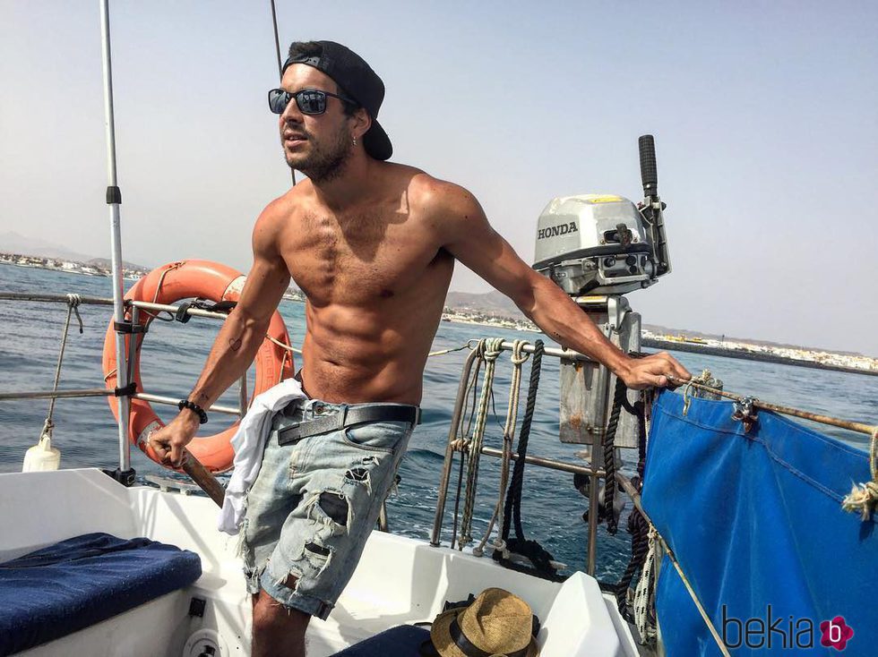 Mario Casas luce abdominales a bordo de un barco