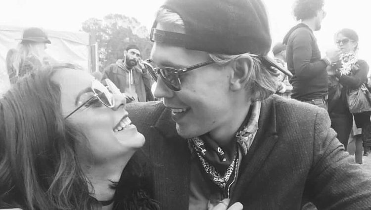 Vanessa Hudgens sonriente junto a su novio Austin Butler