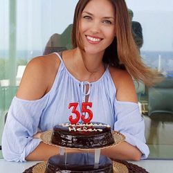 Helen Lindes soplando las velas de la tarta de su 35 cumpleaños