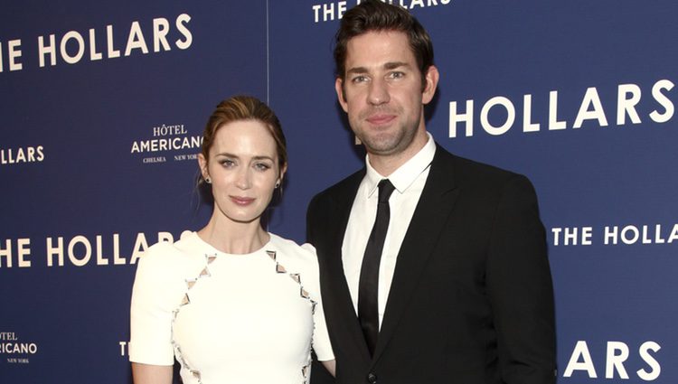 Emily Blunt reaparece tras ser madre en el estreno de 'The Hollars'