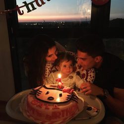 Marc Bartra y Melissa Jiménez celebrando el primer cumpleaños de su hija Gala