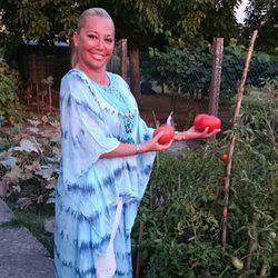 Belén Esteban cogiendo tomates en un huerto