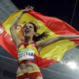 Ruth Beitia con la bandera de España celebrando su medalla de oro en Rio 2016