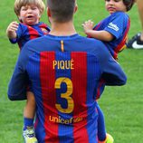 Gerard Piqué con Milan y Sasha en el Camp Nou en el partido Barça-Betis