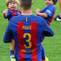 Gerard Piqué con Milan y Sasha en el Camp Nou en el partido Barça-Betis