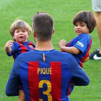 Gerard Piqué con Milan y Sasha en el Camp Nou en el partido Barça-Betis