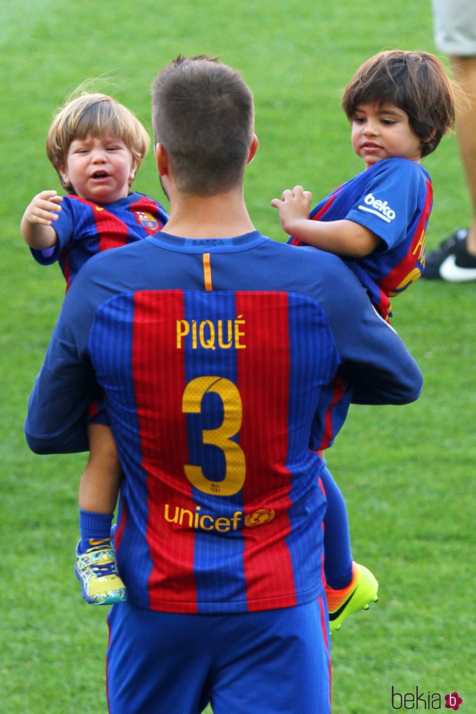 Gerard Piqué con Milan y Sasha en el Camp Nou en el partido Barça-Betis