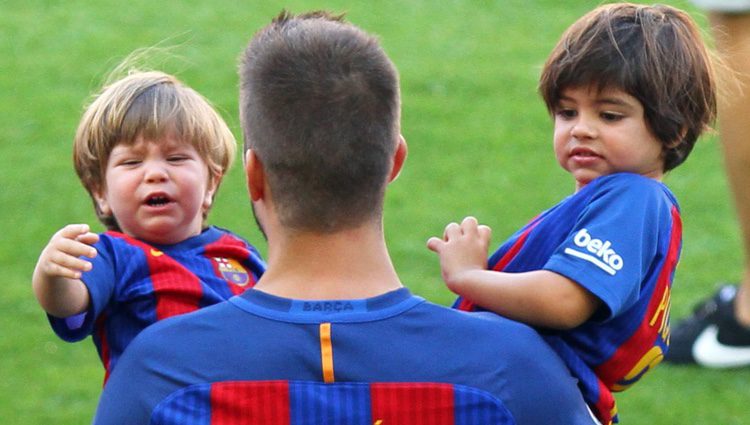 Gerard Piqué con Milan y Sasha en el Camp Nou en el partido Barça-Betis