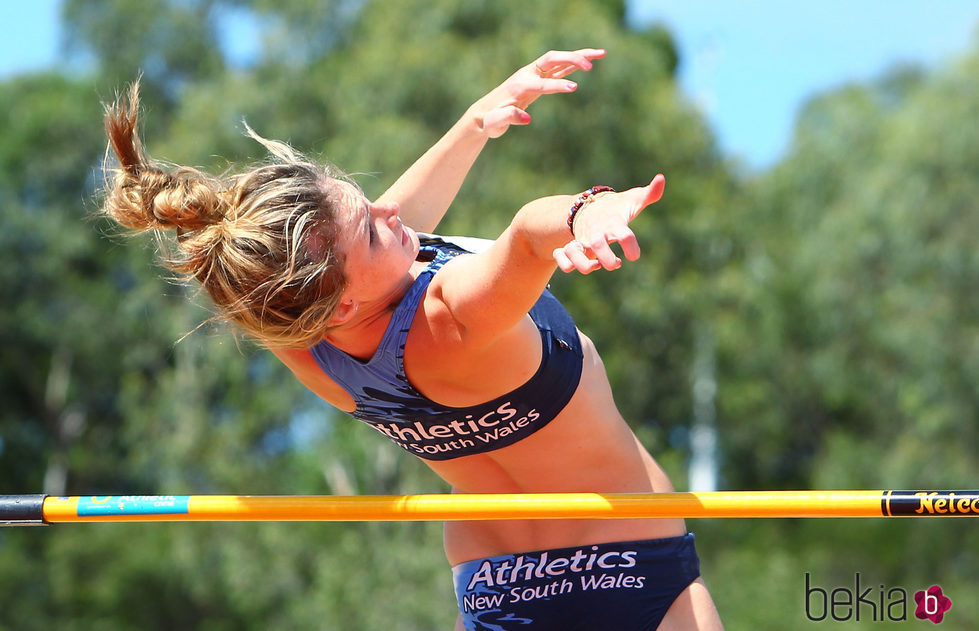 Amy Pejkovic en uno de sus saltos en un campeonato en Australia en 2000