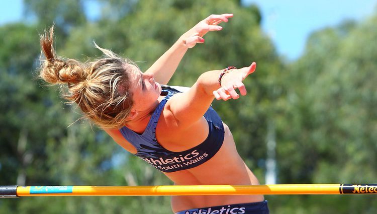 Amy Pejkovic en uno de sus saltos en un campeonato en Australia en 2000