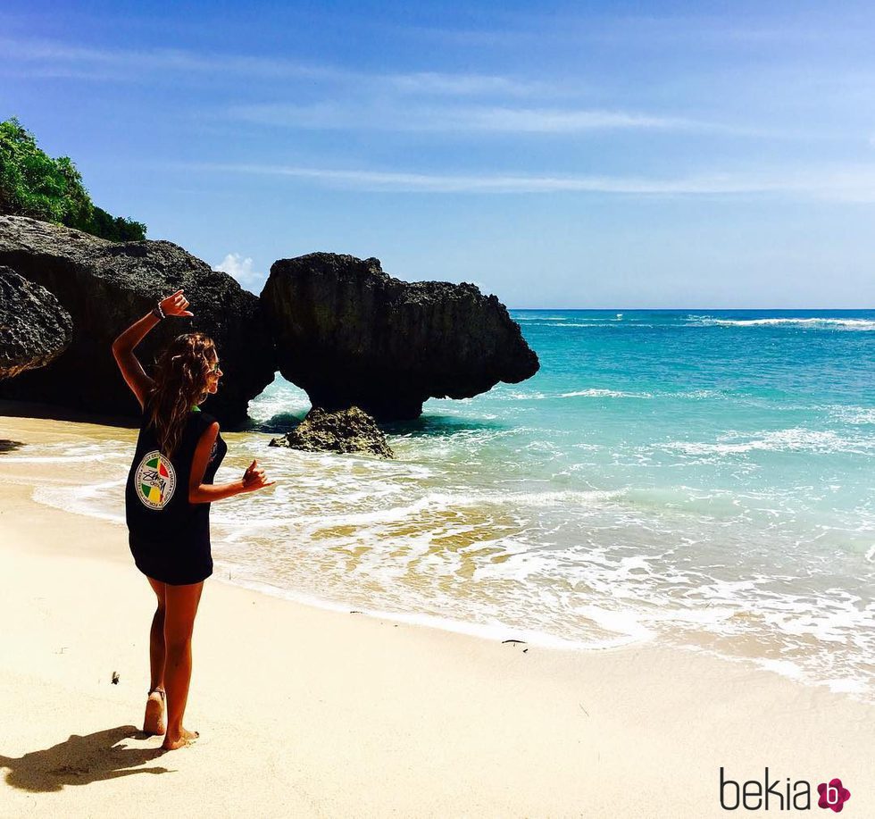 Lara Álvarez posando en la orilla de la playa de Uluwatu en Bali