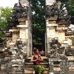 Lara Álvarez en el templo del agua de Uluwatu en Bali