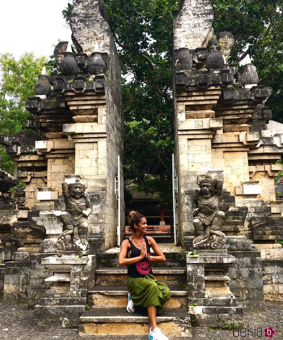 Lara Álvarez en el templo del agua de Uluwatu en Bali