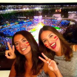 Helen Lindes apoyando a la Selección de Baloncesto