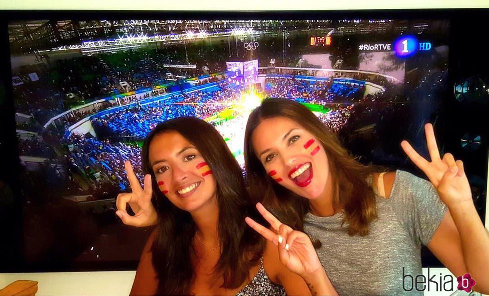 Helen Lindes apoyando a la Selección de Baloncesto