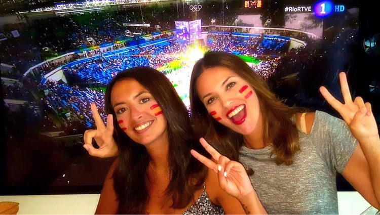 Helen Lindes apoyando a la Selección de Baloncesto