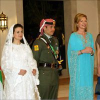 Hamzah de Jordania junto a Noor de Jordania, Abdalá y Rania de Jordania en su primera boda