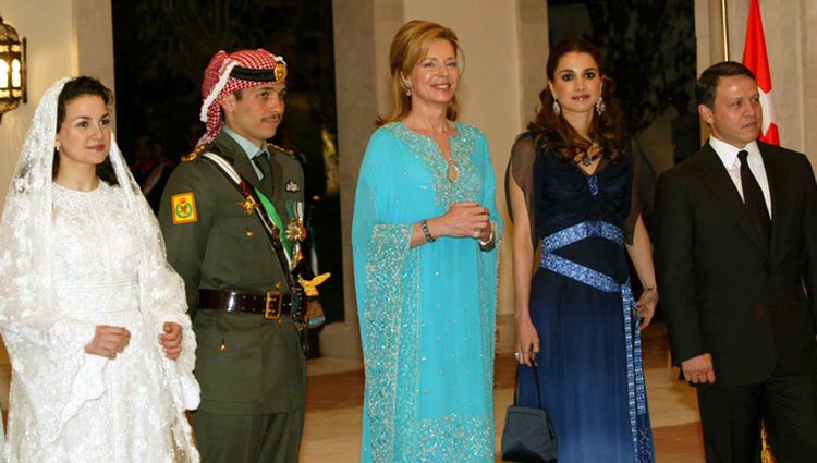 Hamzah de Jordania junto a Noor de Jordania, Abdalá y Rania de Jordania en su primera boda