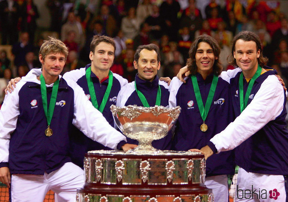 El equipo español de tenis tras ganar la Copa Davis en 2004