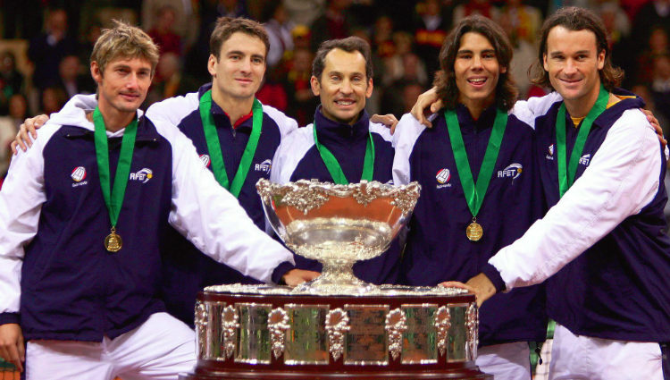 El equipo español de tenis tras ganar la Copa Davis en 2004