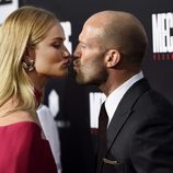 Rosie Huntington Whiteley y Jason Statham en el estreno de 'Mechanic: Resurrection'