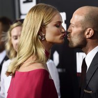 Rosie Huntington Whiteley y Jason Statham en el estreno de 'Mechanic: Resurrection'